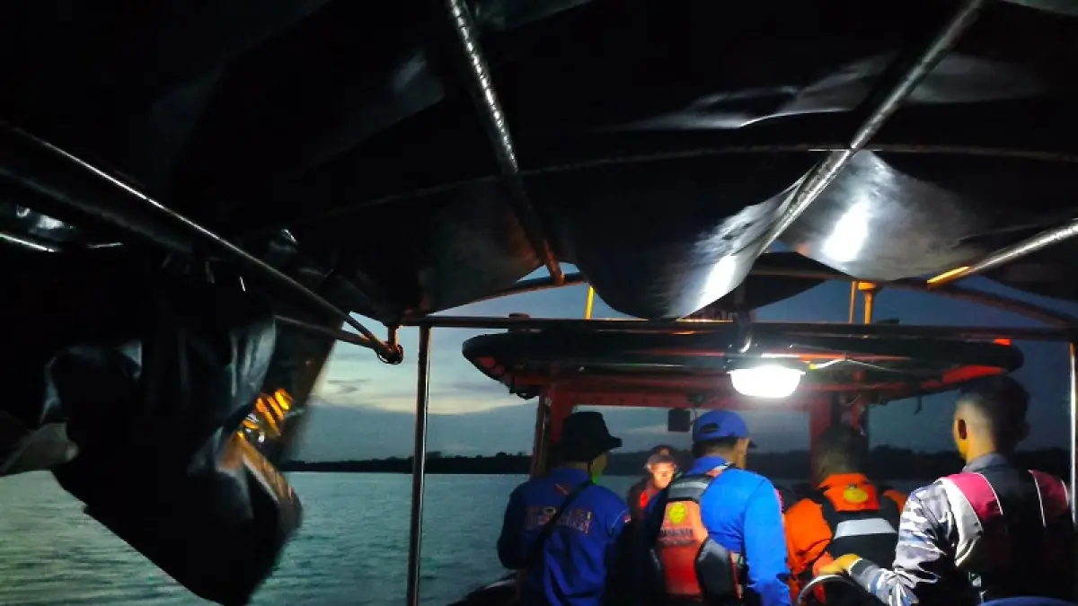Proses pencarian korban dilakukan hingga larut waktu oleh SAR Kepulauan Meranti di lokasi kejadian, Senin (13/4/2026). (SAR KEPULAUAN MERANTI)