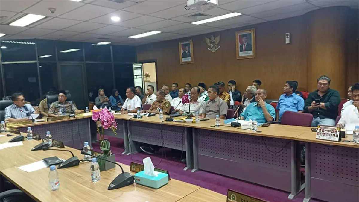 Sekretaris Komisi V DPRD Riau Robin Hutagalung berbicara dalam RDP yang dihadiri Dispora, KONI Riau, dan Pengprov Cabang Olahraga di Ruang Rapat Komisi V, Selasa (14/4/2026). HUMAS PABERSI RIAU UNNTUK RIAU POS.CO
