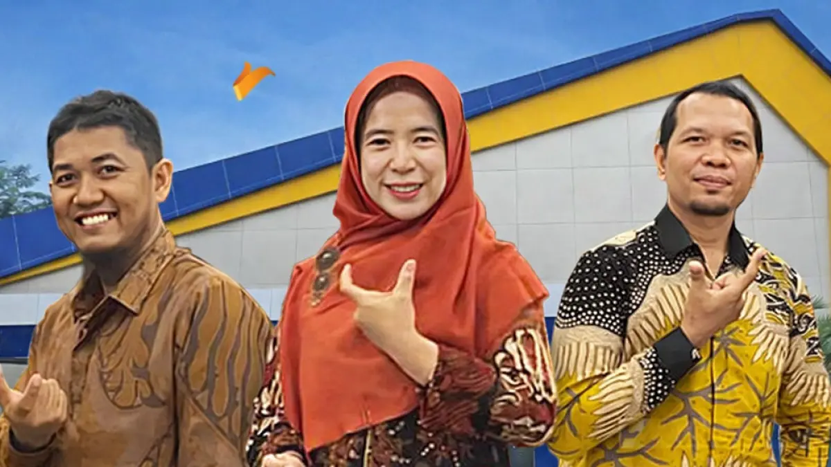 Wakil Rektor II USTI Unang Rio Mkom (kiri), Rektor USTI Assoc Prof Dr Lusiana SKom MKom (tengah), Wakil Rektor I USTI Rahmaddeni Mkom (kanan) foto bersama usai menerima penghargaan, baru-baru ini.   (Humas USTI untuk Riau Pos)
