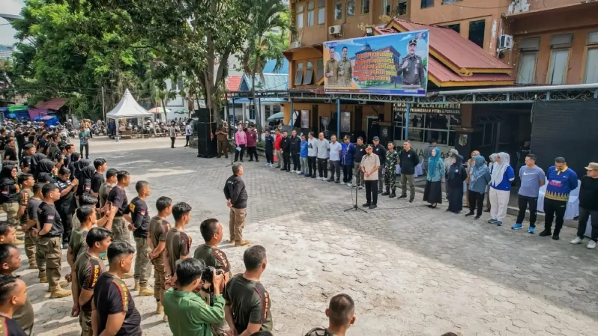 Wako Pekanbaru Agung Nugroho memimpin apel saat olahraga dan gotong royong bersama Satpol PP Kota Pekanbaru, Selasa (14/4/2026) di MPP Pekanbaru. (ISTIMEWA)