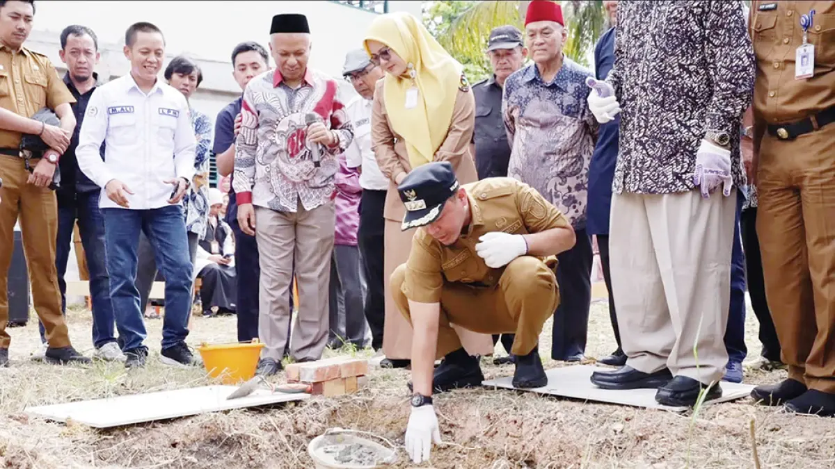  Wali Kota Pekanbaru Agung Nugroho didampingi pengurus Yayasan Paripurna Al-Furqon Beringin Indah melakukan peletakan batu pertama pembangunan Rumah Tahfiz Al-Furqon, Senin (13/4/2026). (Pemko pekanbaru)