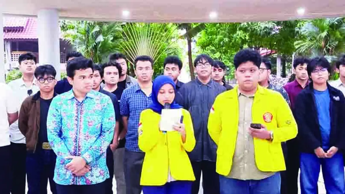 Ketua BEM FH UI Anandaku Dimas Rumi (kanan), Wakil Ketua BEM UI Fatimah (tengah), dan Kuasa Hukum Korban Timotius Rajagukguk memberi keterangan dan mengecam pelecehan seksual verbal yang diduga dilakukan 16 mahasiswa di Kampus UI, Depok, Selasa (14/4/2026). (ALDY RAMA/JPG)