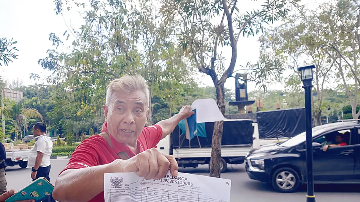 Amri, seorang lansia menggelar aksi protes di jalur pedestrian Jalan Jenderal Sudirman, depan MPP Pekanbaru, Selasa (14/4/2026). (joko susilo)
