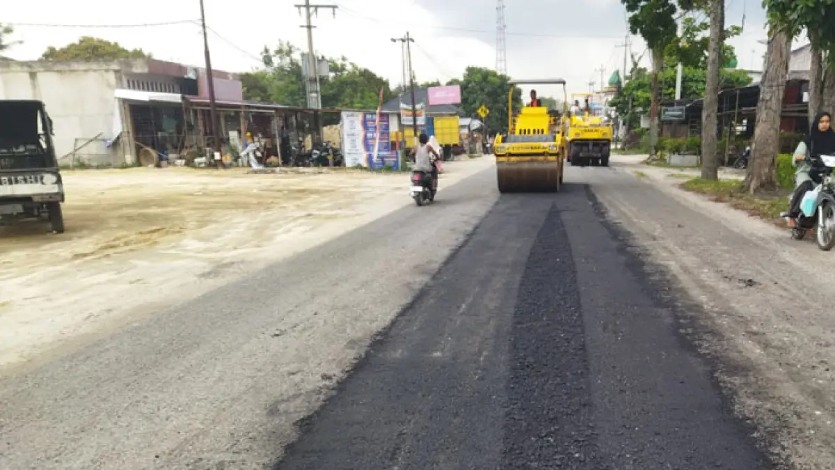 BPJN Riau melakukan tambal sulam ruas jalan yang rusak di ruas jalan Sungai Pagar Kampar Kiri. Pekerjaan ini akan meluncur hingga Kuansing dan perbatasan Sumatera Barat, Rabu (15/4/2026). (BPJN Riau untuk Riaupos.co)