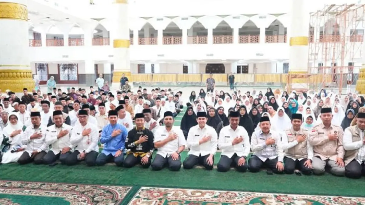 Bupati Kampar Ahmad Yuzar, secara resmi menutup kegiatan manasik haji sekaligus melepas 453 JCH Kampar 1447 H/2026 M di Masjid Al-Ihsan Markaz Islamic Center Bangkinang, Rabu (15/4/2026). (Diskominfo Kampar untuk Riaupos.co)