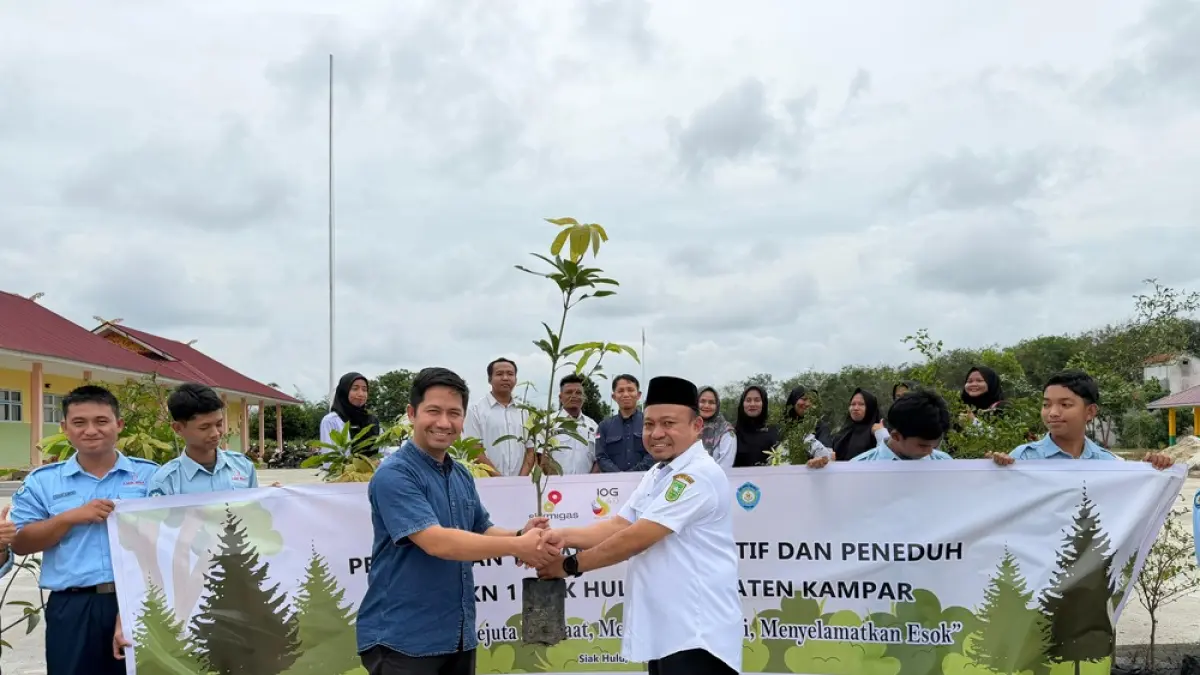 EMP Bentu menyerahkan sekaligus menanam pohon produktif dan pelindung di SMKN 1 Siak Hulu, Kampar (15/3/2026).