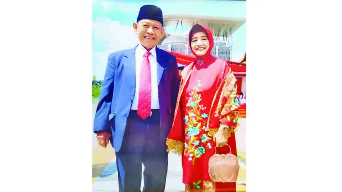 Gubernur Riau periode 1998-2003 H Saleh Djasit SH foto bersama istri, baru-baru ini. Saleh Djasit meluncurkan buku autobiografinya di Balairung Lembaga Adat Melayu Riau (LAMR) Jalan Diponegoro, Pekanbaru, Rabu (15/4/2026). (DOKUMENTASI)