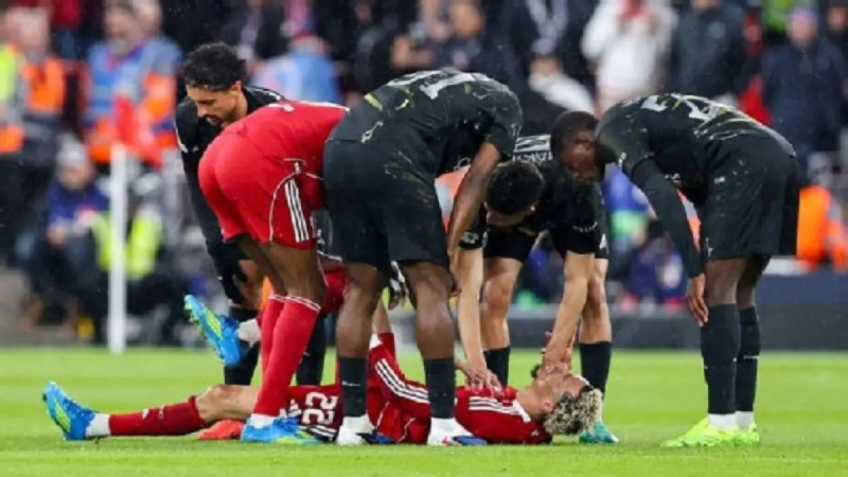 Hugo Ekitike terpaksa keluar lapangan karena cedera pada babak pertama pada leg kedua perempatfinal Liga Champions Liverpool melawan Paris Saint-Germain. (Ryan Crockett/DeFodi Images/DeFodi via Getty Images)
