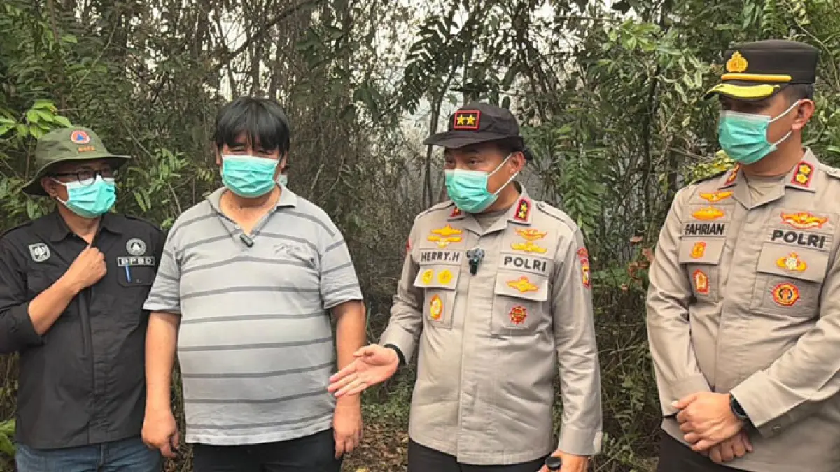 Kapolda Riau Irjen Pol Herry Heryawan saat meninjau upaya pemadaman Karhutla di Bengkalis, baru-baru ini. (Istimewa)