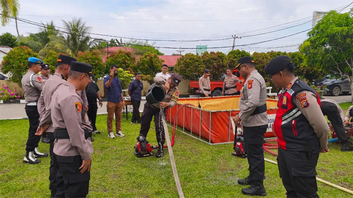 Kapolres Kampar AKBP Boby Putra Ramadhan Sebayang memimpin apel gelar kesiapsiagaan sekaligus pengecekan peralatan Karhutla di Mapolres Kampar, Rabu (15/4/2026). (Humas Polres Kampar untuk Riaupos.co)
