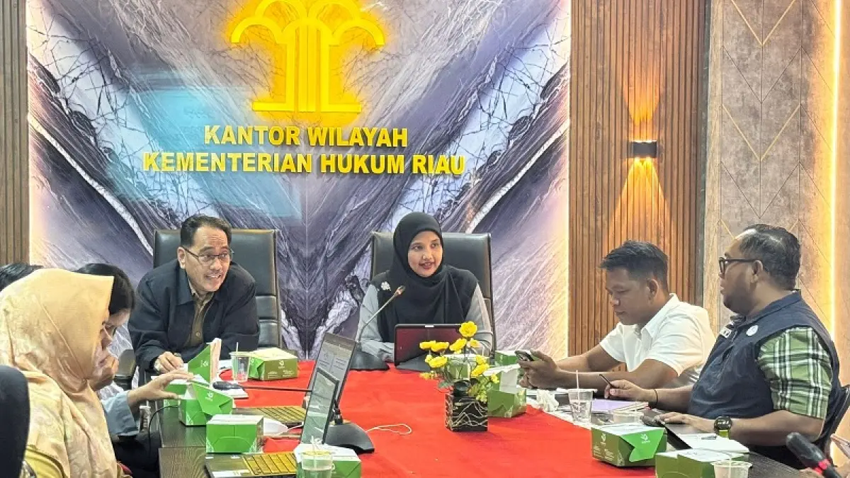 Kepala Divisi P3H Kanwil Kemenkum Riau Yeni Nel Ikhwan (berhijab) memimpin rapat harmonisasi tiga peraturan bupati Siak pada Selasa (14/4/2026),(Humas Kanwil Kemenkum Riau for RiauPos.co)