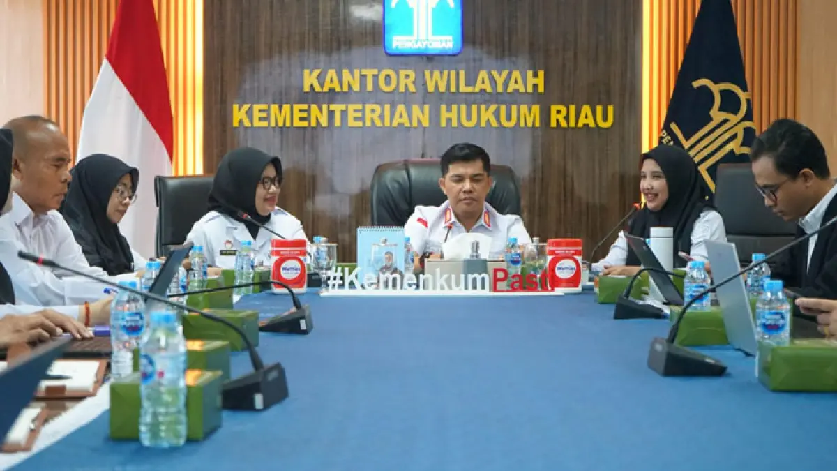 Kepala Kanwil Kemenkum Riau Rudy Hendra Pakpahan (tengah paling belakang) memberikan sambutan pada kegiatan Diseminasi Analisis Kebijakan BSK Hukum, Rabu (15/4/2026). (Humas Kanwil Kemenkum Riau untuk Riaupos.co)