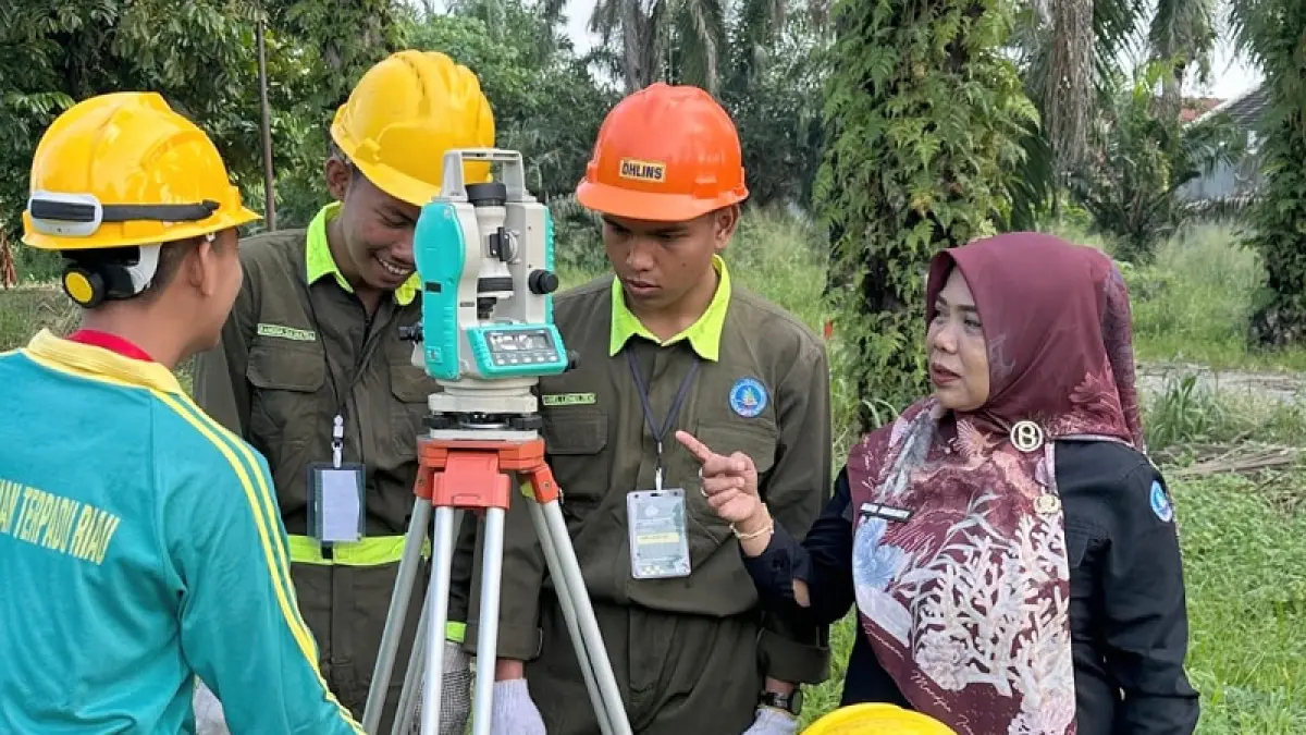 Kepala SMKN Pertanian Terpadu Pekanbaru Elvita Herasanty SIP MPd (kanan) saat meninjau pelaksanaan &nbsp;ujian sertifikasi murid dan ujian kompetensi kejuruan &nbsp;siswa sekolah tersebut, Rabu (15/4/2026).(Humas SMK Pertanian untuk Riau Pos)