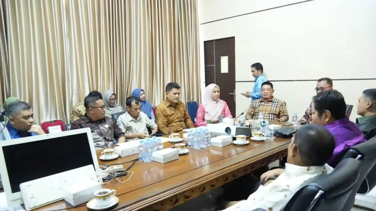 Komisi II DPRD Bengkalis menggelar diskusi bersama Plt Distapangkultra Riau, Dr Ronny Bowo Leksono terkait kondisi pertanian di Bengkalis di Ruang Pertemuan Distapangkultra Riau, pekan lalu. (DPRD Bengkalis)