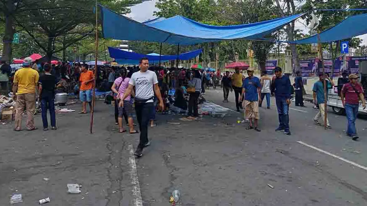 Massa aksi tolak relokasi dari TNTN masih bertahan di tenda yang dibangun di samping Kantor Gubernur Riau, Jalan Cut Nyak Dien, Pekanbaru, Selasa (14/4/2026). (MHD AKHWAN/RIAUPOS)