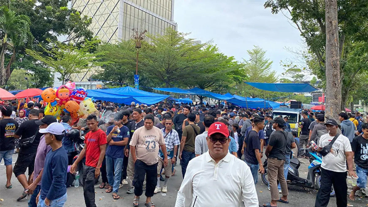 Massa aksi tolak relokasi TNTN mulai membubarkan diri usai bertahan di kantor gubernur, Rabu (15/4/2026). (Ft Soleh Saputra)