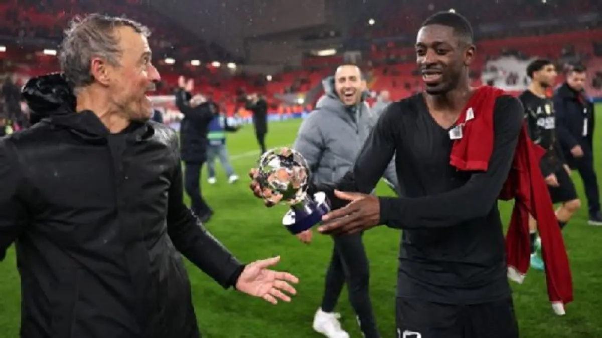 Ousmane Dembele dengan penghargaan pemain terbaik pertandingan bersama pelatih PSG Luis Enrique usai memastikan timnya lolos ke semifinal LIga Champions dengan menyingkirkan Liverpool. (Michael Regan-UEFA/UEFA via Getty Images)