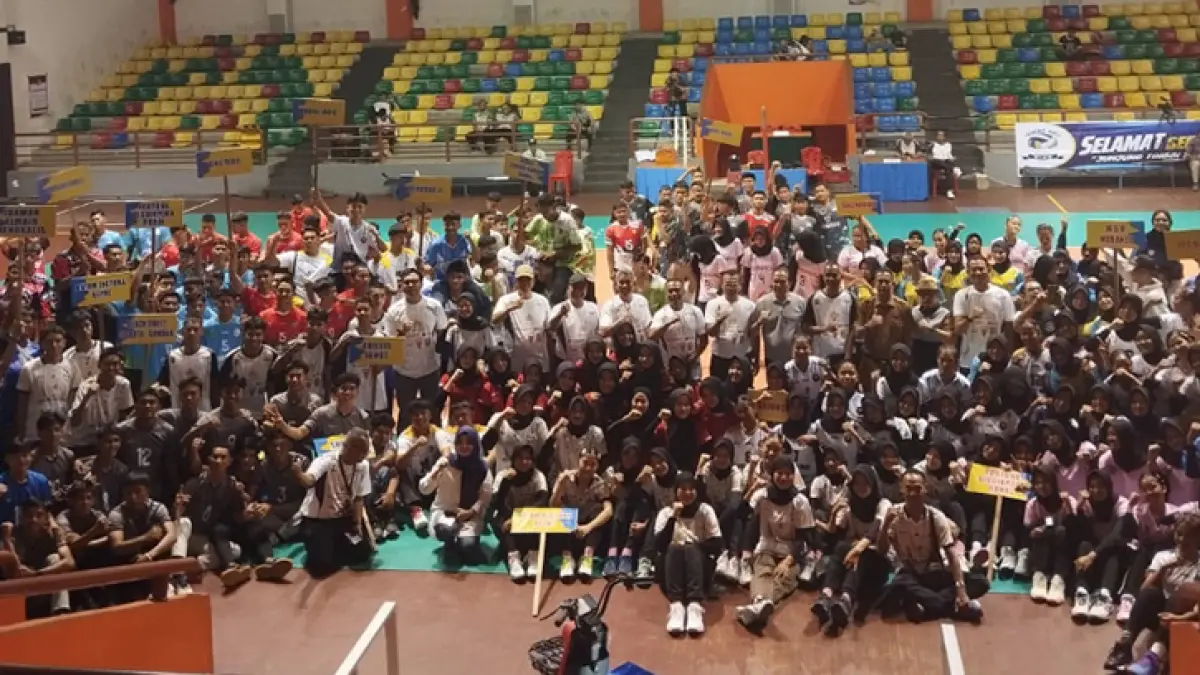  Para atlet melakukan foto bersama pada pembukaan Kejuaraan Bola Voli Anjungan Fest Kelompok Umur 17 se-Sumatera yang digelar di GOR Tribuana Pekanbaru, Selasa (14/4/2026). (Dofi Iskandar/Riau Pos)