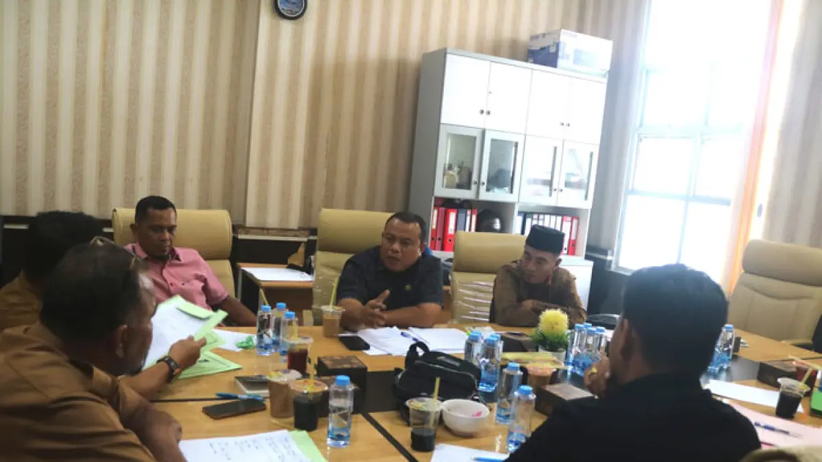 Pelaksanaan Rapat Dengar Pendapat (RDP) Komisi C dengan Dinas Lingkungan Hidup (DLH) Rohil di Bagansiapiapi. (Zulfadhli/Riaupos.co)