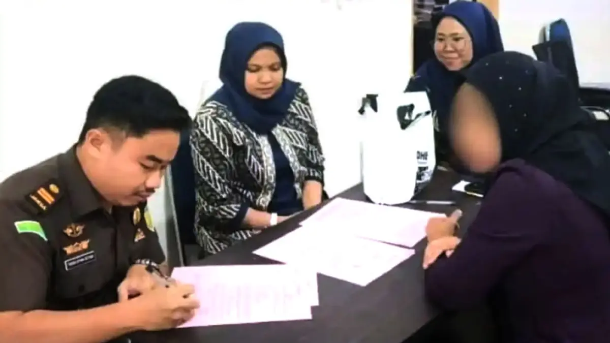 Penyidik Kejari Palalawan menerima pengembalian uang Rp61.849.416 dari keluarga tersangkakasus sugaan korupsi penyaluran dan pengadaan pupuk bersubsidi TA 2019 hingga 2022, berinisial YA di kantor Kejari Pelalawan, Selasa (14/4/2026) sore. (Amin/Riaupos.co)