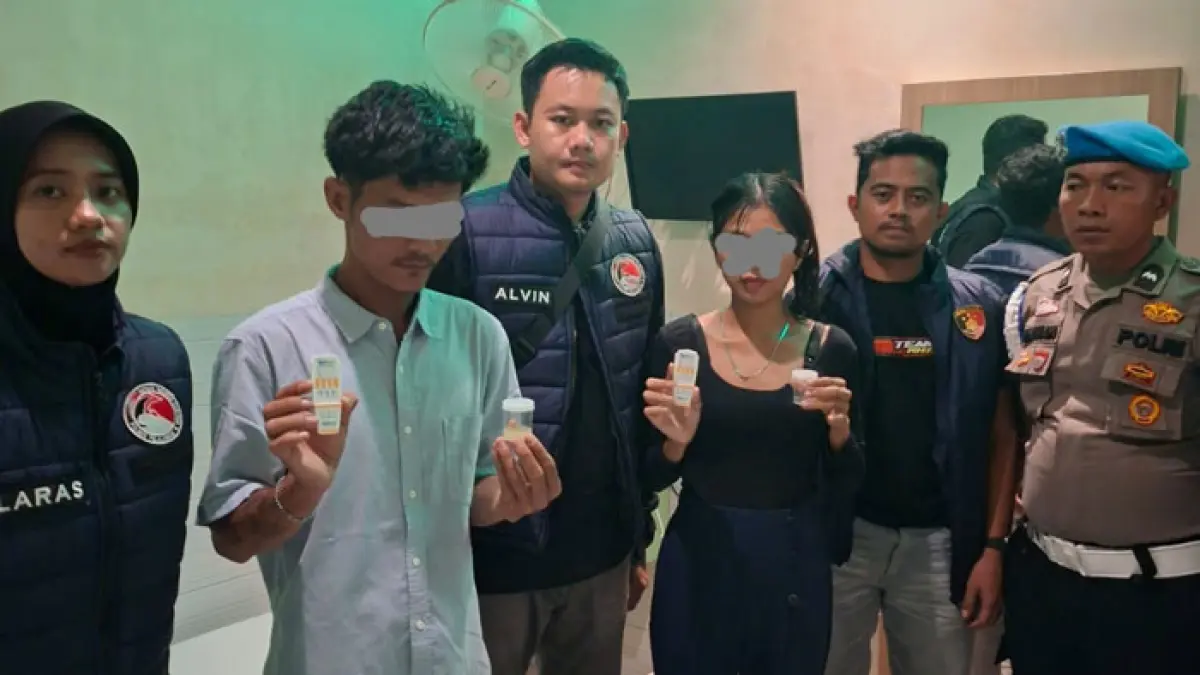 Personel gabungan Polres Pelalawan mengamankan sepasang kekasih positif pengguna narkoba yang terjaring dalam razia tempat hiburan malam (THM) dan penginapan di Pangkalan Kerinci, Selasa (14/4/2026) malam.(Istimewa)