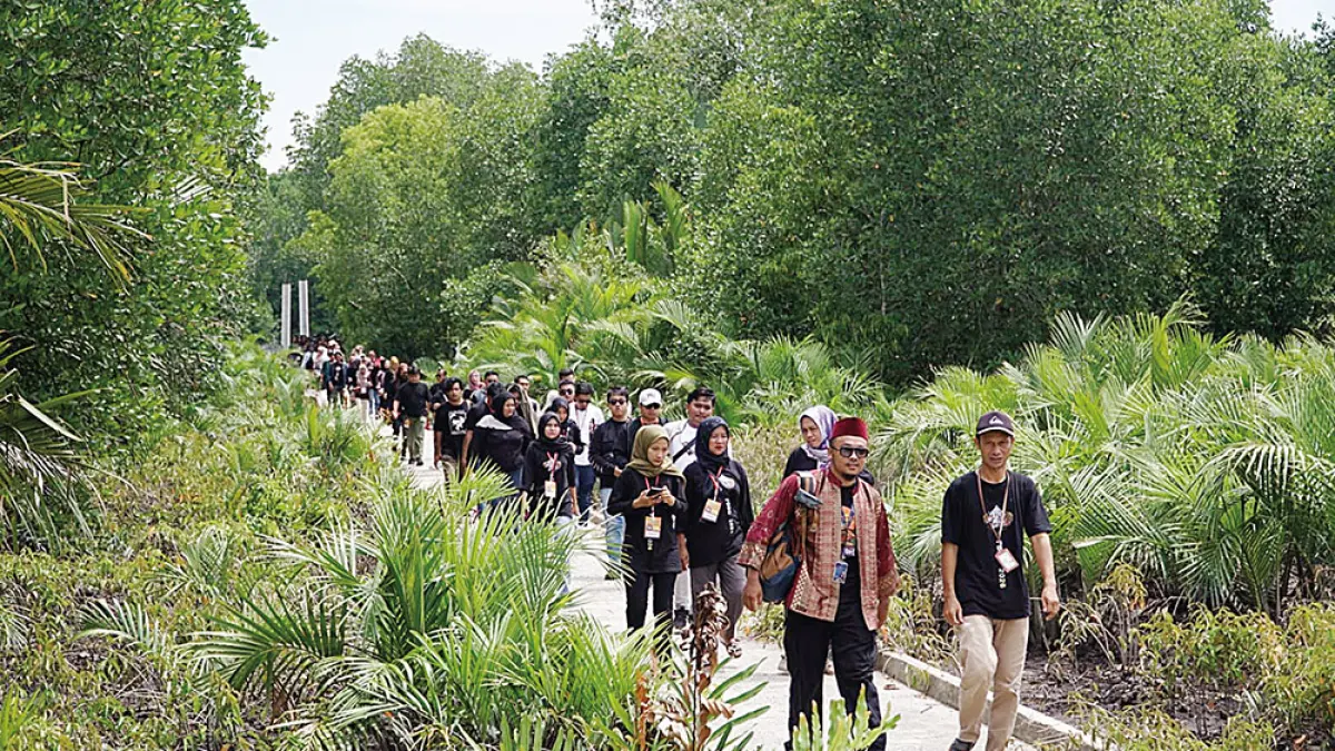Peserta Festival Budaya Bukit Batu melakukan napak tilas sejarah menuju makam Laksamana Raja Dilaut di Desa Bukit Batu, Kecamatan Bukit batu, Bengkalis, Senin (13/4/2026). (abu kasim)