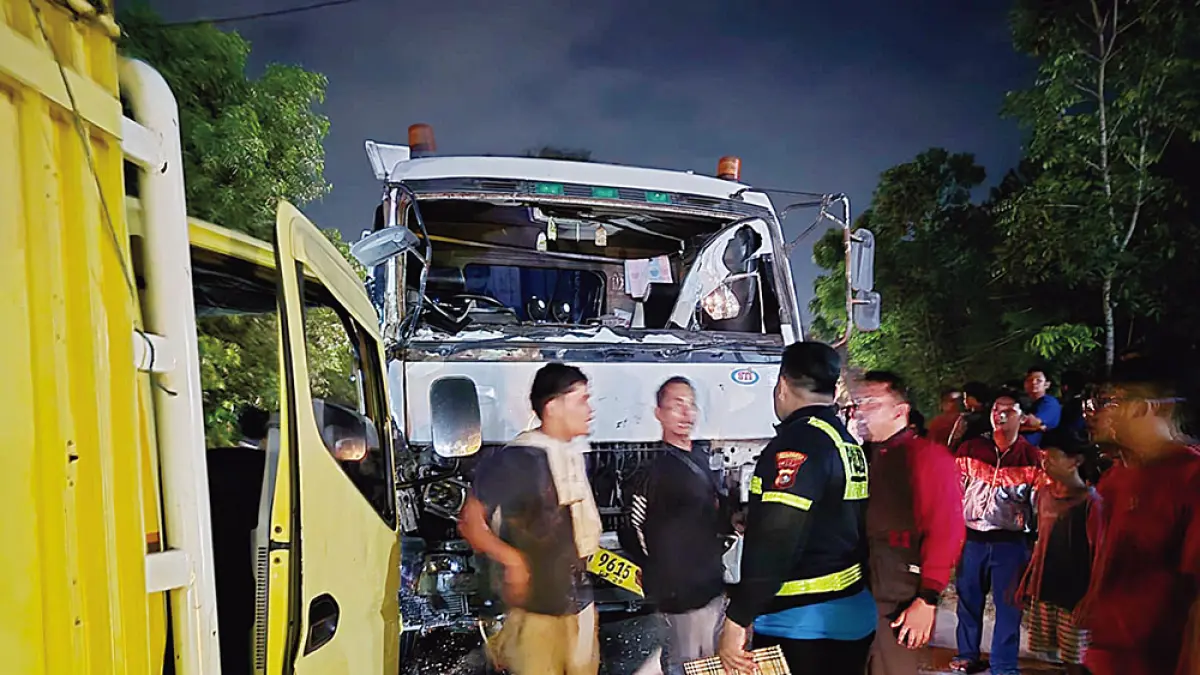 Polisi melakukan olah TKP kecelakaan lalu lintas di Jalan Yos Sudarso KM 16, Kecamatan Rumbai Barat, Senin (13/4/2026) malam. Peristiwa ini melibatkan dua truk. (Satlantas polresta Pekanbaru)