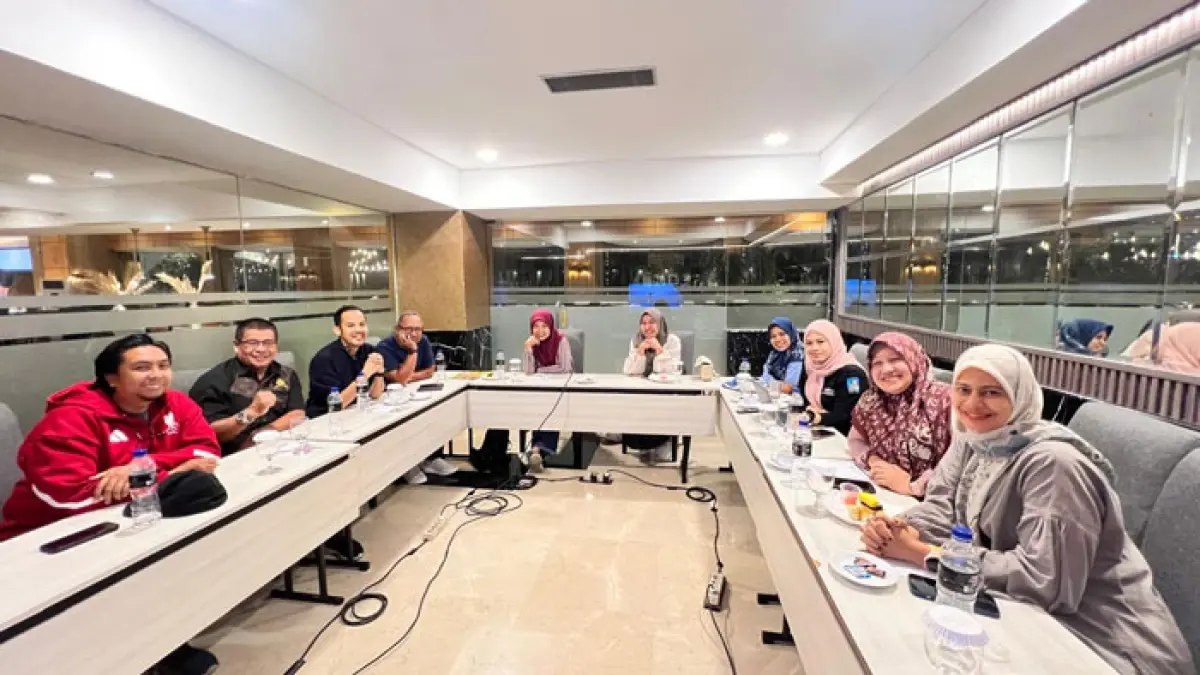 Presiden IMA Chapter Pekanbaru, Vera Farnila (tiga kanan) foto bersama member IMA Chapter Pekanbaru saat melakukan rapat persiapan UMKM Award 2026, Rabu (15/4/2026). (Istimewa)