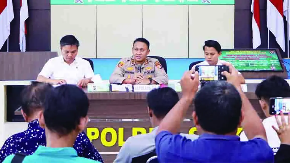 Kapolres Siak AKBP Sepuh Ade Insyam Siregar SH SIK MH bersama Kasatreskrim AKP Dr Raja Kosmis SH MH, dan Kanit PPA Ipda Andreas Silaban Strk memberikan penjelasan dalam konferensi pers penetapan tersangka di Mapolres Siak, Selasa (14/4/2026). (POLRES SIAK UNTUK RIAU POS)