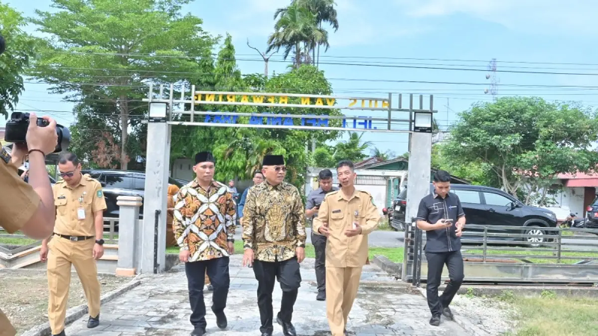 Rombongan Bupati Simalungun meninjau Penjara Belanda Huis Van Bewaring jell Belanda 1883, di JalN Pahlawan Bengkalis tempat di penjaranya Sang Naualuh Damanik, Selasa (14/4/2026).(Istimewa)