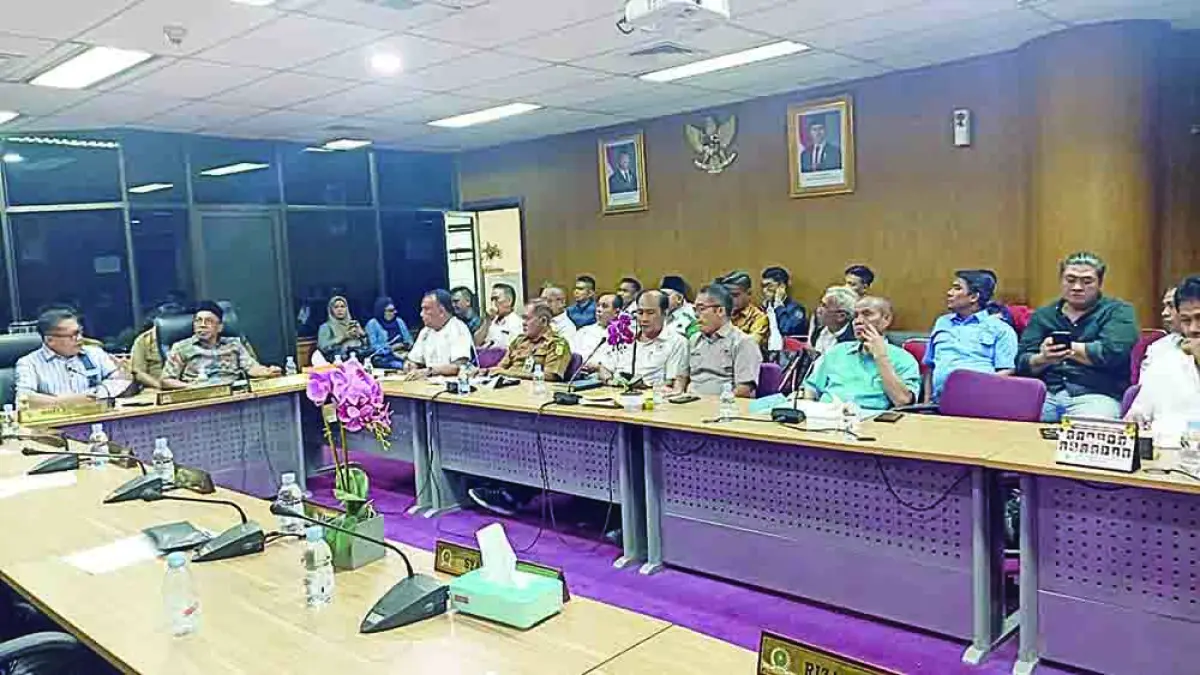 Sekretaris Komisi V DPRD Riau Robin Hutagalung (kiri) berbicara dalam Rapat Dengar Pendapat yang dihadiri Dispora Riau, KONI Riau, dan Pengprov Cabang Olahraga di Ruang Rapat Komisi V, Pekanbaru, Selasa (14/4/2026). (HUMAS PABERSI RIAU UNTUK RIAU POS)