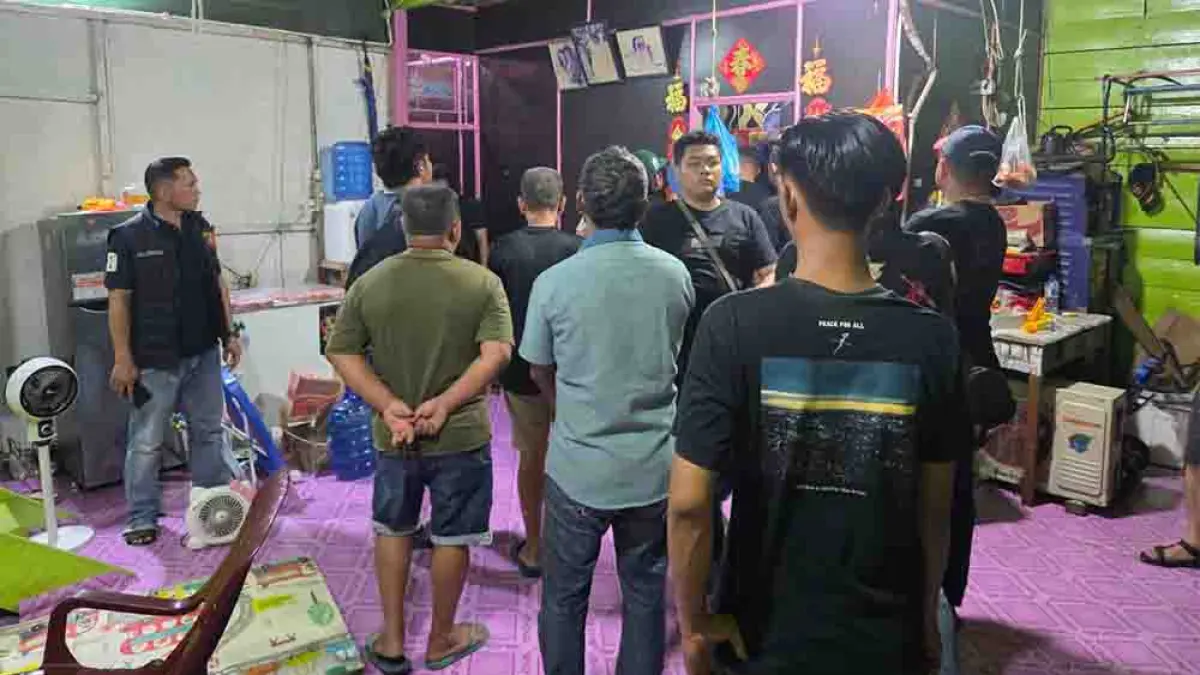 Tim gabungan melakukan razia terhadap satu rumah yang diduga terjadi penyalahgunaan narkoba di Panipahan, Rokan Hilir, Senin (13/4/2026). (POLRES ROHIL UNTUK RIAU POS)