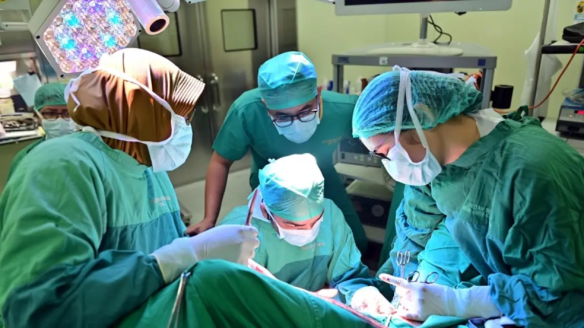 Tindakan operasi oleh tim dokter RSUD Arifin Achmad kepada pasien remaja yang memiliki dua rahim. (Humas RSUD Arifin Achmad)