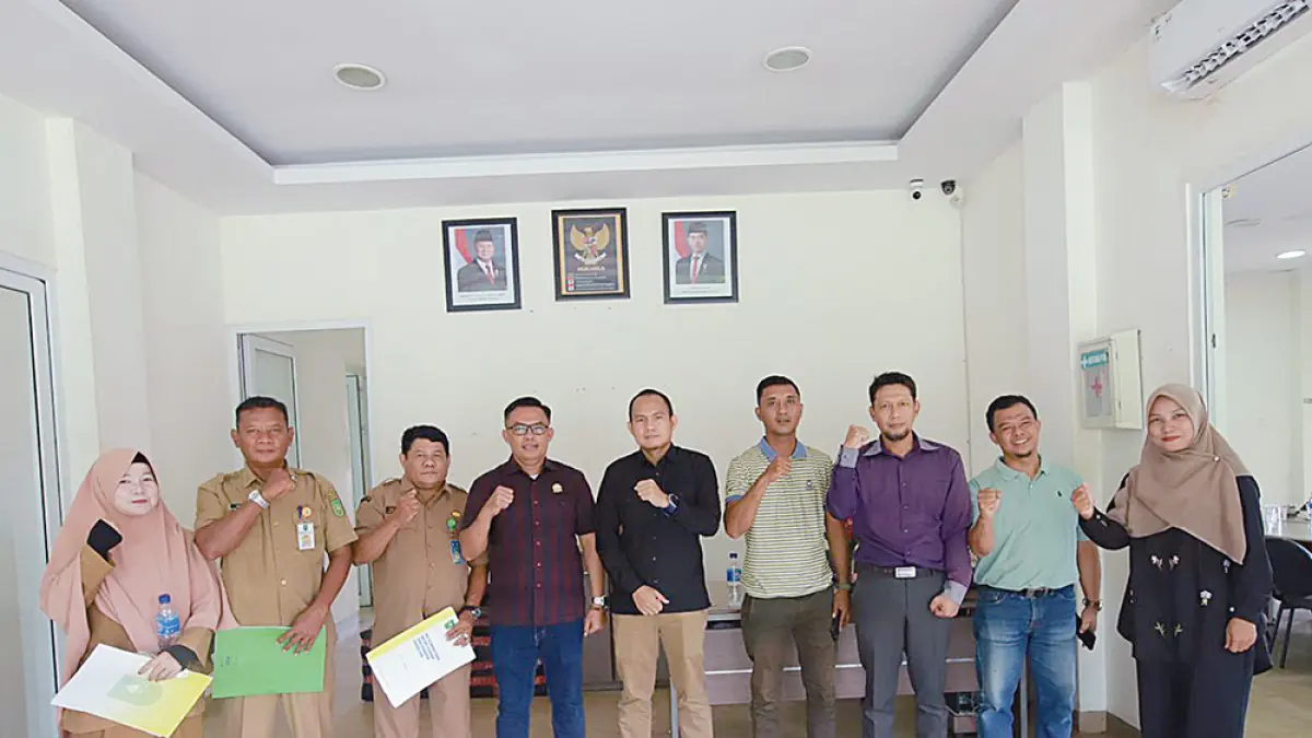 Wakil Ketua Pansus PAD DPRD Provinsi Riau Nur Azmi Hasyim (tengah) berfoto bersama perwakilan dari Pemprov Riau dan PT Meskom Agro Sarimas usai melakukan kunjungan insidentil. (HUMAS DPRD RIAU)