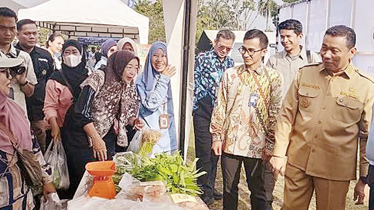 Wakil Wali Kota Pekanbaru Markarius Anwar (dua kanan) bersama Komandan Lanud Roesmin Nurjadin Marsma TNI Abdul Haris (kanan) mengunjungi bazar UMKM di area Lanud Roesmin Nurjadin, Selasa (14/4/2026). (Prapti Dwi Lestari)