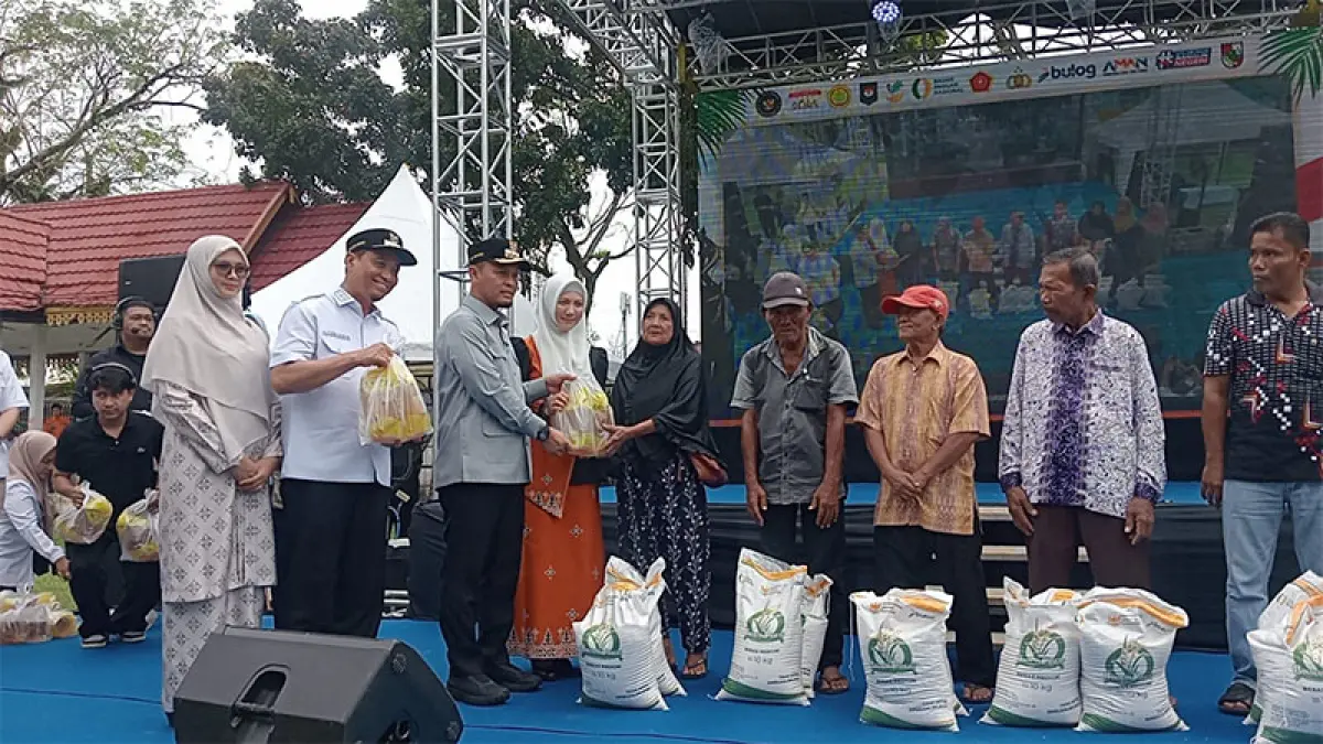 Wako Agung Nugroho didampingi Wawako Markarius Anwar menyerahkan bantuan pangan kepada masyarakat di Kecamatan Senapelan, Rabu (15/4/2026). (Prapti Dwi Lestari)