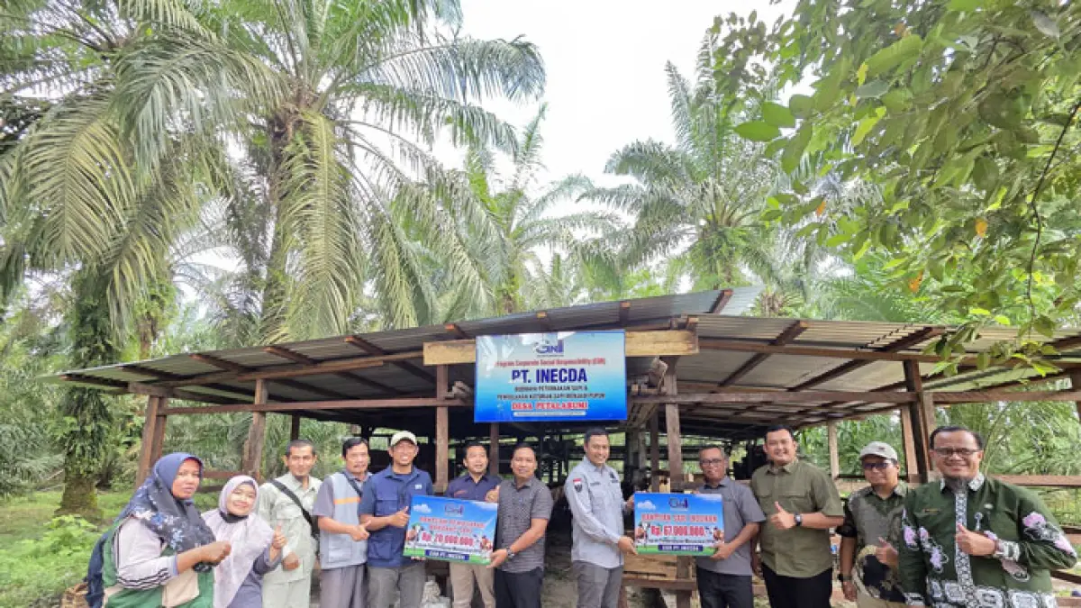 General PT Inecda, Khamdi didampingi koordinator CSR PT Inecda GNI Palm Plantation, Arinda foto bersama saat penyerahan bantuan secara simbolis, Kamis (16/4/2026). (Humas PT Inecda)