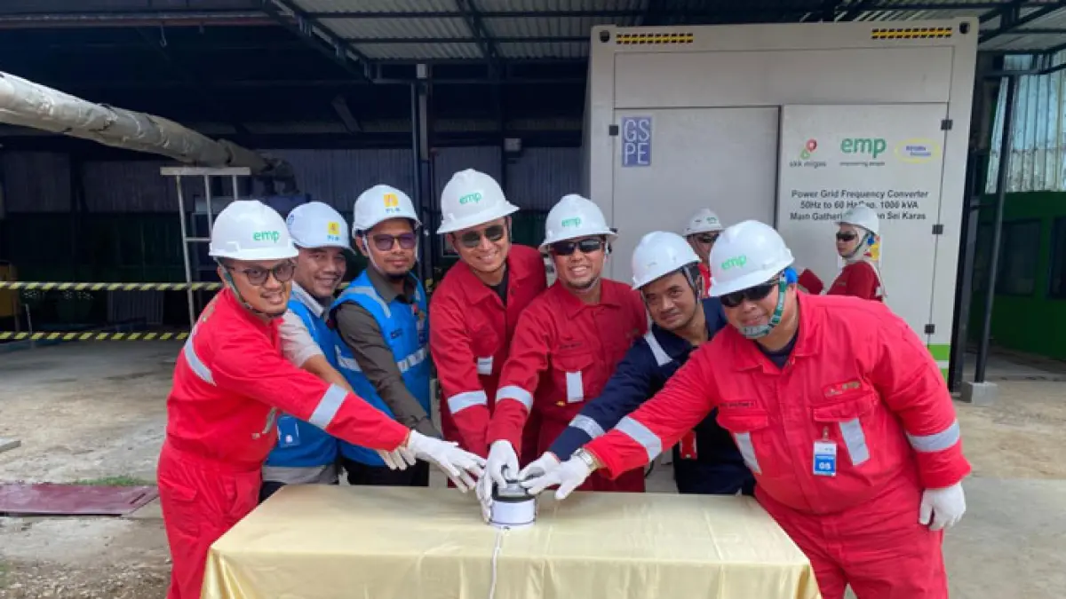 GM PT EMP Energi Riau, Yoyok S Purwanto (paling tengah) bersama pimpinan PT PLN (Persero) memencet tombol tanda dimulainya pengalihan sumber listri dari MGS dari PLTD ke listrik PLN, Kamis (16/4/2026). (Istimewa)