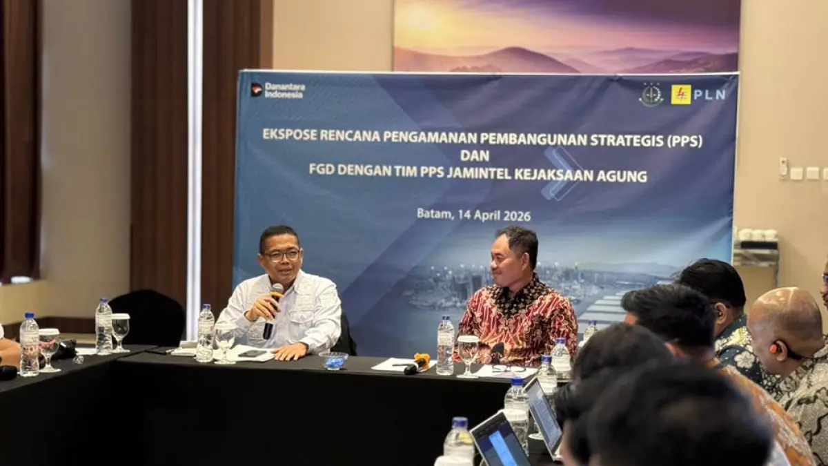 GM PT PLN (Persero) UIP Sumbagteng  Achmadi Abbas dan Kasubdit PPI ESDA dan IPTEK pada Direktorat Pengamanan Pembangunan Strategi Jaksa Agung Muda Bidang Intelijen saat melakukan ekspose bersama. (PT PLN PERSERO UNTUK RIAU POS)