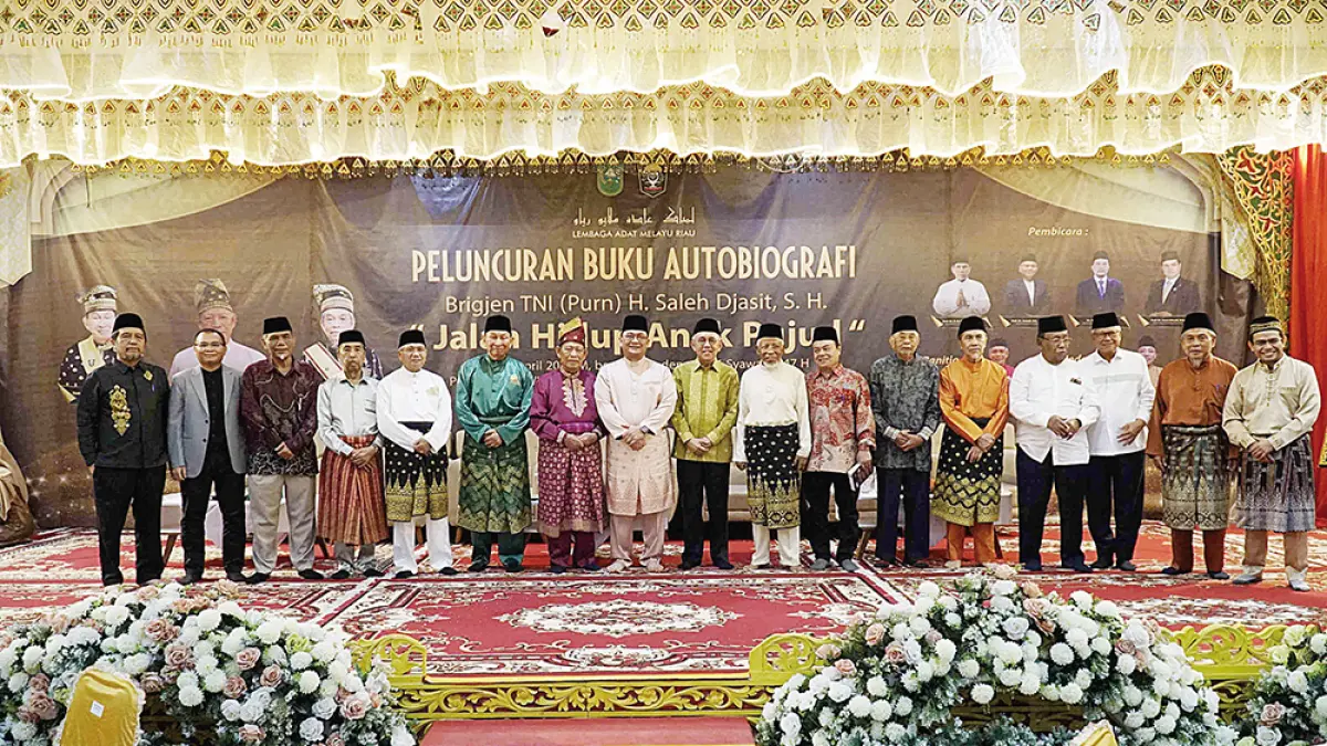 Gubernur Riau periode 1998-2003 H Saleh Djasit foto bersama tokoh masyarakat Riau saat peluncuran buku autobiografi berjudul “Jalan Hidup Anak Pujud” di Balairung LAMR, Jalan Diponegoro Pekanbaru, Rabu (15/4/2026). (EVAN GUNANZAR/RIAU POS)