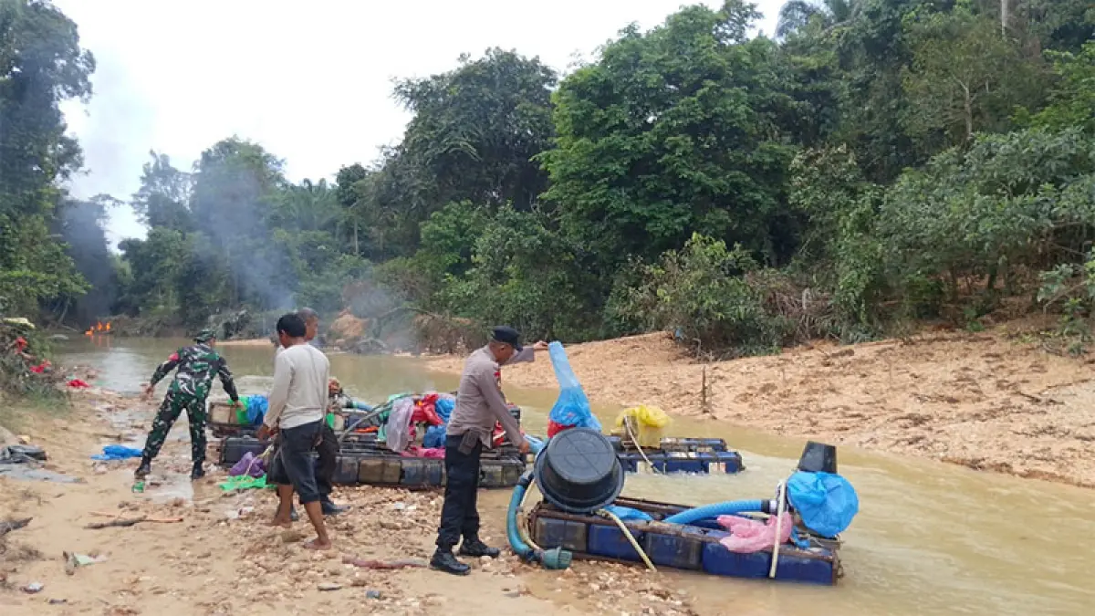 Kapolsek Hulu Kuantan Pardomuan Aris Suranta SH MH bersama Danramil 08 Kuantan Mudik Kapten Inf Aplison dan personel melakukan penertiban PETI di Desa Tanjung Medang Kecamatan Hulu Kuantan, Kamis (16/4/2026). Foto Polres Kuansing
