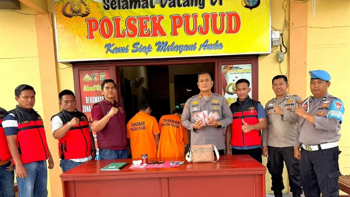 Kapolsek Pujud AKP Boy Setiawan dan tim unit reskrim saat perlihatkan tersangka pengedar narkoba dan sejumlah barang bukti, di Mapolsek Pujud. (Polsek Pujud).