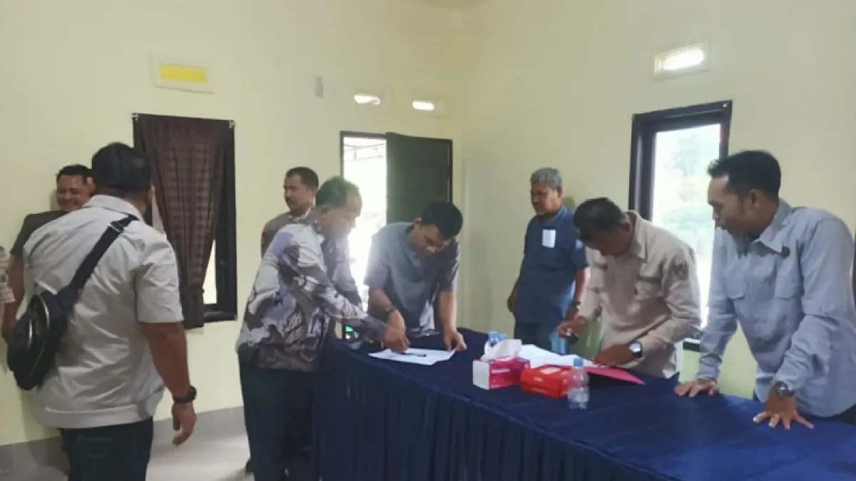 Kapolsek Tambang AKP Aulia Rahman melakukan mediasi antara pihak perusahaan dengan warga Desa Sungai Tarap, Kecamatan Tambang di Mapolsek Tambang, Rabu (15/4/2026).(Humas Polsek untuk Riaupos.co)