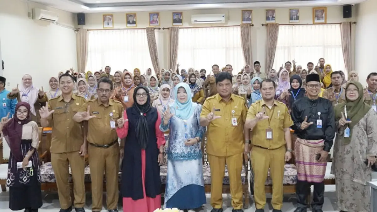 Kepala BBPR Umi Kulsum (tengah) dan Staf Ahli Bidang Ekonomi, Keuangan dan Pembangungan Setda Pekanbaru Abdul Jamal, foto bersama dengan peserta dan panitia saat pembukaan Bimtek Guru Utama RBD 2026, Selasa (13/4/2026) lalu. (Istimewa)
