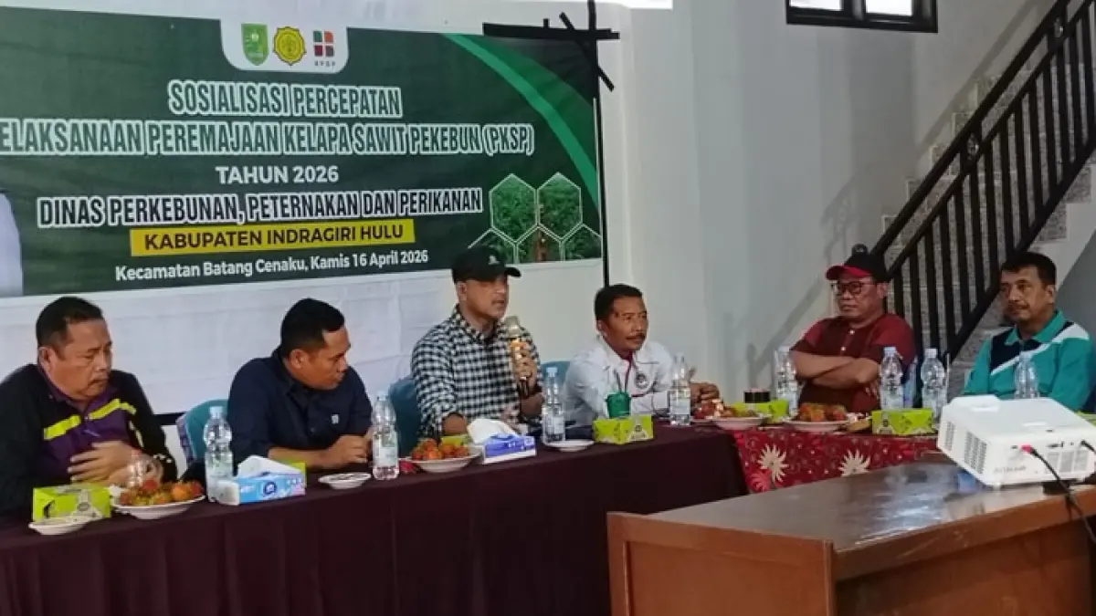 Kepala Disbunnakkan Inhu, Endang Mulyawan SHut MSI (pakai topi) didampingi anggota DPRD Inhu, Sugeng Riono (dua dari kiri), Sekcam Batang Cenaku, Agusrianto (kiri) dan pengurus KUD di daerah itu pada acara sosialisasi, Kamis (16/4/2026). (Kasmedi/Riaupos.co)