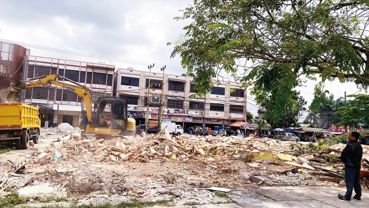 Kondisi bangunan kios di bagian depan Pasar Rakyat Palapa yang sudah rata dengan tanah, Rabu (15/4/2026). (EVAN GUNANZAR)