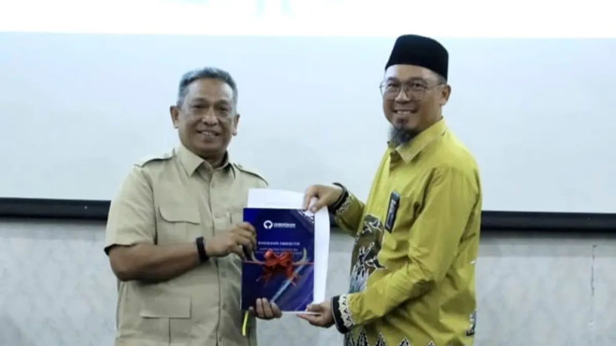 Kepala Perwakilan Ombudsman RI Provinsi Riau Bambang Pratama menyerahkan penilaian Maladministrasi Pelayanan Publik Opini Ombudsman RI Tahun 2025 kepada Bupati Anton usai rapat di rumdis Bupati Rohul, Kamis (16/4/2026). (Prokopim Setda Rohul untuk Riaupos.co)