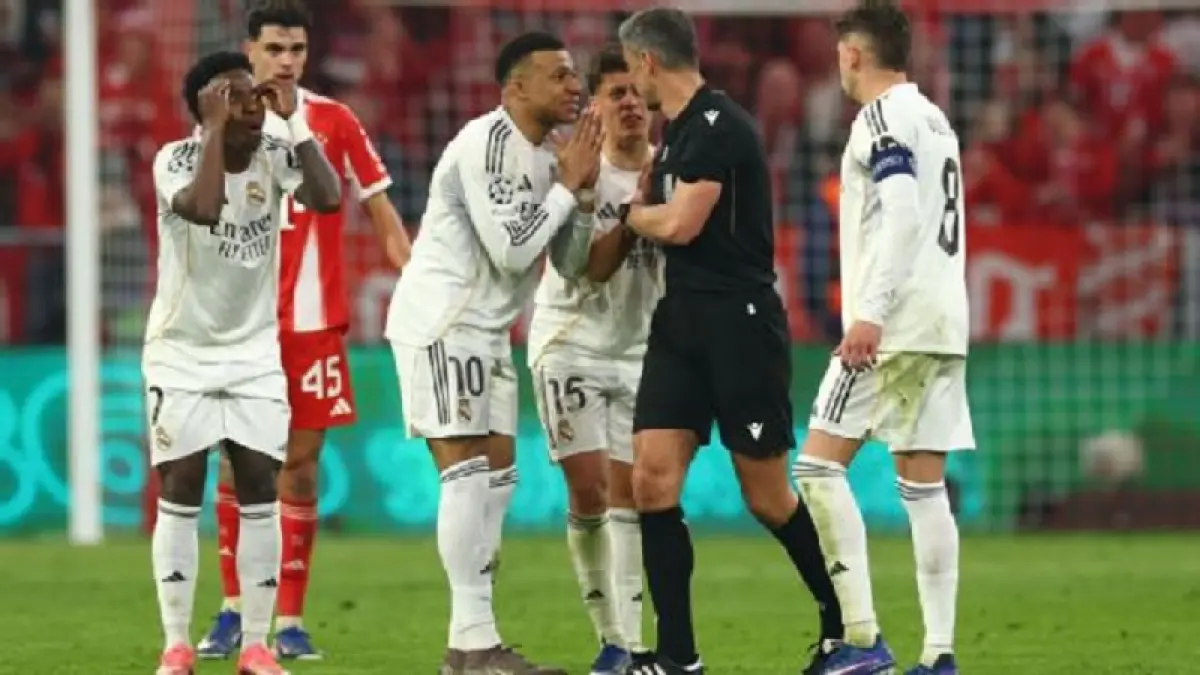 Para pemain Real Madrid memprotes wasit Slavko Vincic setelah Eduardo Camavinga mendapat kartu merah saat melawan Bayern Munchen pada leg kedua perempatfinal Liga Champions di Allianz Arena. (Chris Brunskill/Fantasista/Getty Images)