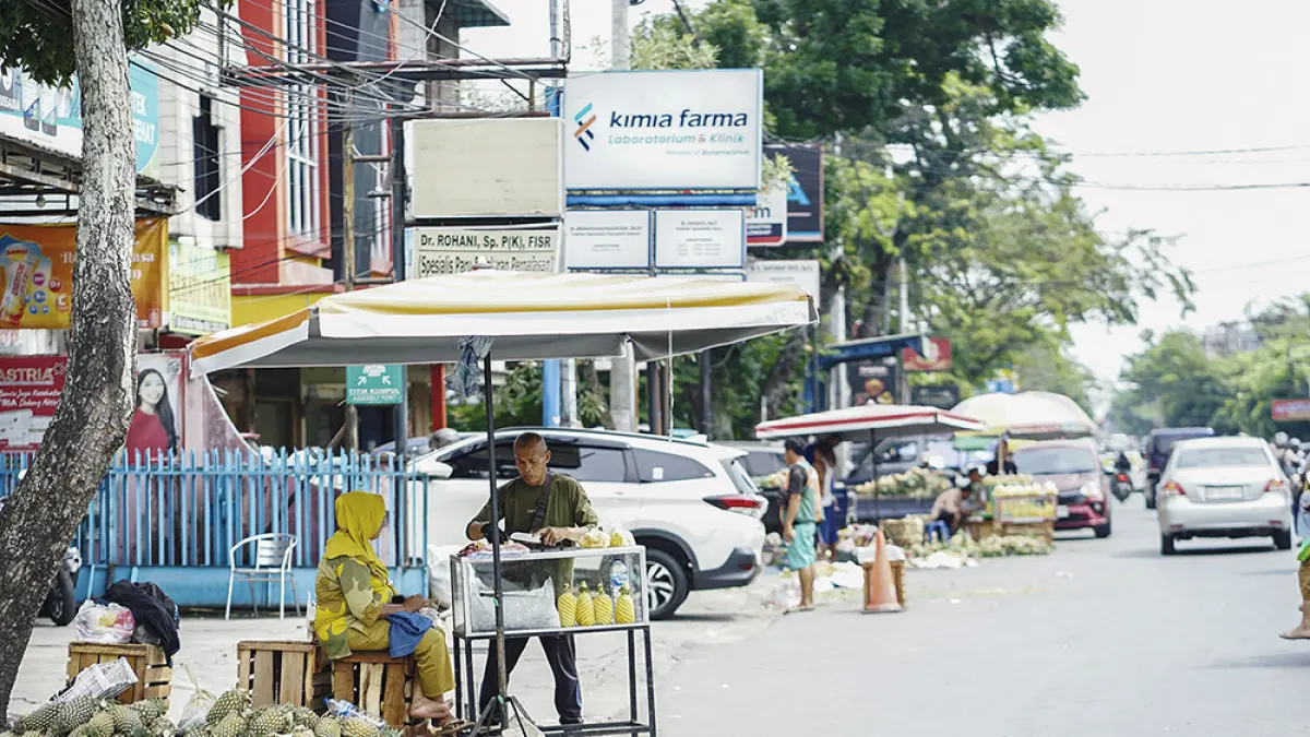 Pedagang kaki lima berjualan di kawasan Jalan Ahmad Yani, Pekanbaru, Rabu (15/4/2026). (MHD AKHWAN)