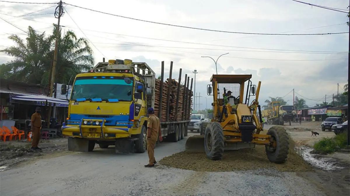 Pekerja dari dinas PUPR Riau saat melakukan penimbunan ruas jalan Simpang Minas Siak beberapa waktu lalu. Ft PUPR Riau